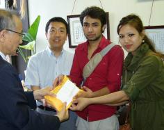 ネパール人留学生らが地震救援の約12万円寄託