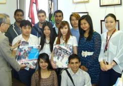 宮田学園の学生らがネパール救援に１０２万円寄託