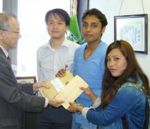 日本語学校学生らがネパール救援で９万円寄託