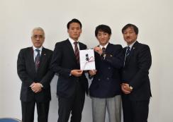 福大サッカー部が５５０万円寄託