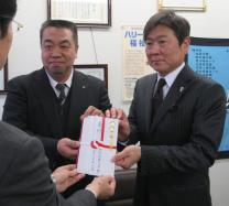 九州学連ゴルフ部ＯＢ・ＯＧが15万円寄託